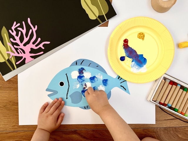 魚の製作をする子ども